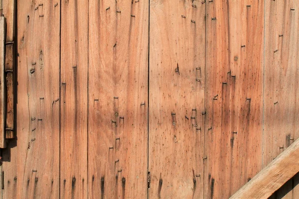 日光の下で爪を持つ天然木の板 木製のコテージプランクを縁に巻き付けます 木製のピンで連結されたタイル張りの構造 — ストック写真
