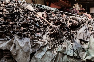 Araba parçaları eski depolarda. Hurdalıkta geri dönüşüm için kullanılmış araç parçası. Geri dönüşüm malları, metal. Soyut sanayi geçmişi.