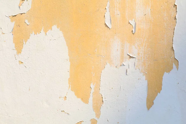 White Cement Wall Yellow Peeling Paint Weathered Faded Texture Grunge — Stockfoto