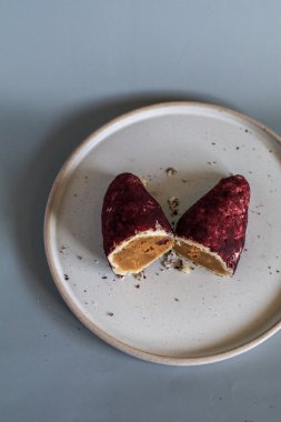 Fırında tatlı patates, mochi ekmeğinden yapılmış ve içinde mor tatlı patates var. Arkaplan için yiyecek fotoğrafçılığı kavramı