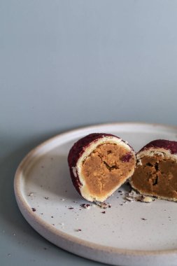 Fırında tatlı patates, mochi ekmeğinden yapılmış ve içinde mor tatlı patates var. Arkaplan için yiyecek fotoğrafçılığı kavramı