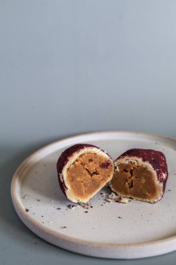 Fırında tatlı patates, mochi ekmeğinden yapılmış ve içinde mor tatlı patates var. Arkaplan için yiyecek fotoğrafçılığı kavramı