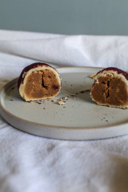 Fırında tatlı patates, mochi ekmeğinden yapılmış ve içinde mor tatlı patates var. Arkaplan için yiyecek fotoğrafçılığı kavramı