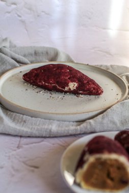 İçinde Mor Patates Mor Patates olan mochi ekmeğinden yapılmış Kore patatesli Mochi ekmeği. Arkaplan için yiyecek fotoğrafçılığı kavramı. 