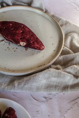 İçinde Mor Patates Mor Patates olan mochi ekmeğinden yapılmış Kore patatesli Mochi ekmeği. Arkaplan için yiyecek fotoğrafçılığı kavramı. 