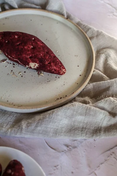 İçinde Mor Patates Mor Patates olan mochi ekmeğinden yapılmış Kore patatesli Mochi ekmeği. Arkaplan için yiyecek fotoğrafçılığı kavramı. 