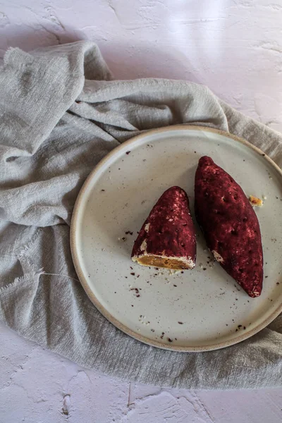 İçinde Mor Patates Mor Patates olan mochi ekmeğinden yapılmış Kore patatesli Mochi ekmeği. Arkaplan için yiyecek fotoğrafçılığı kavramı. 