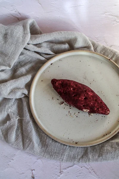 İçinde Mor Patates Mor Patates olan mochi ekmeğinden yapılmış Kore patatesli Mochi ekmeği. Arkaplan için yiyecek fotoğrafçılığı kavramı. 