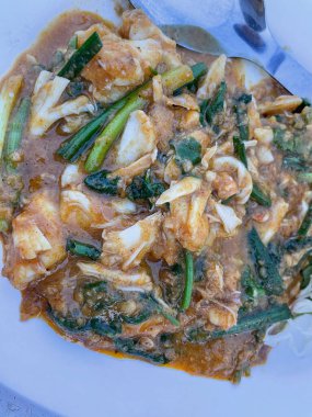 Köri tozu ile kızartılmış yengeç, sebzeli sarı köri ve yumurta - Tayland yemeği olan Poo Pad Pong Kari yakından görülüyor, Asya yemeği.