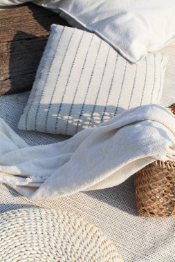 Bahçedeki ya da parktaki beyaz piknik battaniyesinde piknik sepeti. Hafta sonu pikniği için vejetaryen çevre fikri.