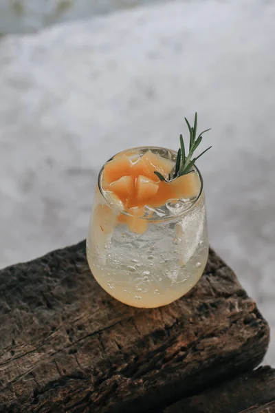 Iced Peach Cider Sparkling Peach Punch Cocktail Decorated Sliced Peach — Fotografia de Stock