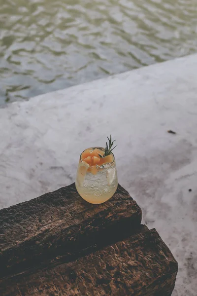 Iced Peach Cider Sparkling Peach Punch Cocktail Decorated Sliced Peach — Stockfoto