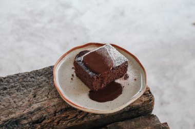 Çikolata soslu lezzetli çikolatalı kekler. Tatlı yemek. Tatlı tatlı. Kapat..