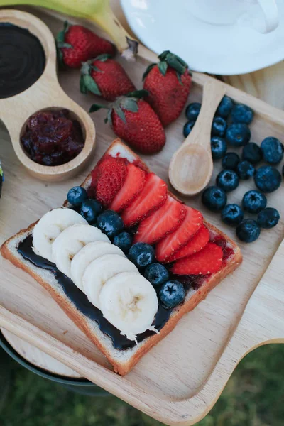 Roti Panggang Dengan Pisang Stroberi Dan Blueberry Diet Sarapan Makanan — Stok Foto