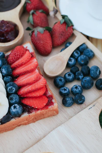 Roti Panggang Dengan Pisang Stroberi Dan Blueberry Diet Sarapan Makanan — Stok Foto