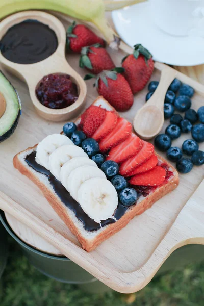 Roti Panggang Dengan Pisang Stroberi Dan Blueberry Diet Sarapan Makanan — Stok Foto