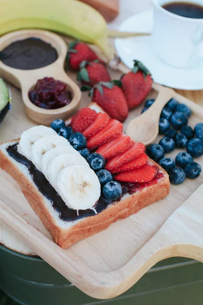 Roti Panggang Dengan Pisang Stroberi Dan Blueberry Diet Sarapan Makanan — Stok Foto