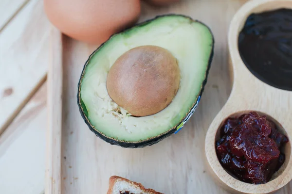 Avocado Piatto Legno Matura Avocado Verde Fresco Frutta Cruda Cibo — Foto Stock