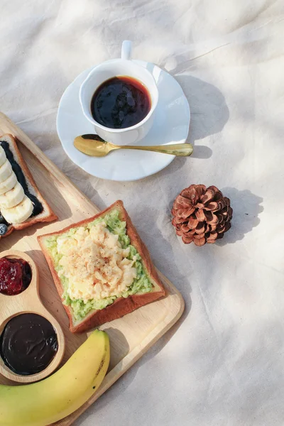 朝の軽いピクニックブランケットでスクランブルエッグ パントースト アボカドとコーヒーカップで朝食 おいしい自家製朝食 — ストック写真