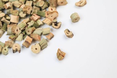 Kurumuş su sümbülü beyaz arka planda paketleme ve nakliyat için karton kutuya konur..