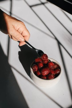 Kurutulmuş kırmızı hurmalar (Çin tarihi) Asya bitkisel meyveleri, beyaz arka planda, pencereden güneş ışığı altında izole edilmiş sağlıklı bitkiler içindir. Işık ve gölge.