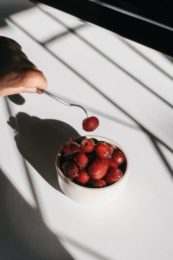 Kurutulmuş kırmızı hurmalar (Çin tarihi) Asya bitkisel meyveleri, beyaz arka planda, pencereden güneş ışığı altında izole edilmiş sağlıklı bitkiler içindir. Işık ve gölge.