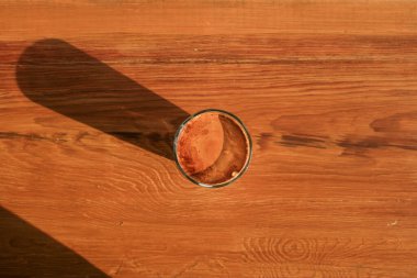 Kirli kahve, soğuk taze süt, sabahları ahşap arka planda katman oluşturur, kahve menüsü. Işık ve gölge.