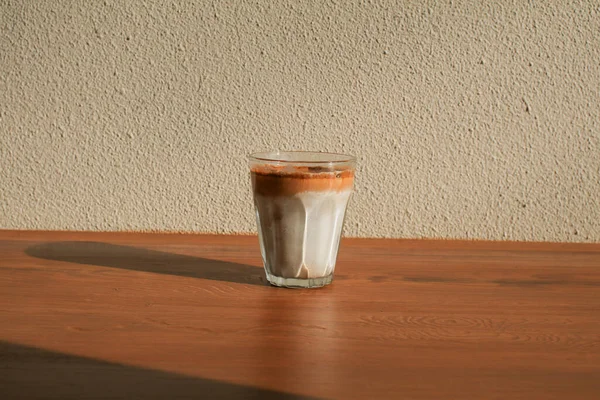 ダーティコーヒー 冷たい新鮮な牛乳は 午前中に木製の背景にグラデーション層を作成し コーヒーメニュー 光と影 — ストック写真