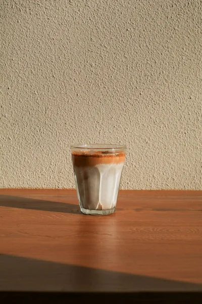 Kirli Kahve Soğuk Taze Süt Sabahları Ahşap Arka Planda Katman — Stok fotoğraf
