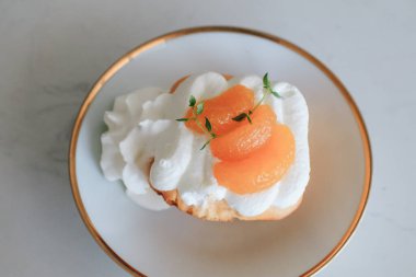 Turuncu pasta ve krema. Sağlıklı Portakallı Kek. Doğum günü pastası ya da sevgililer günü tatlısı için ev yapımı fırın konsepti.