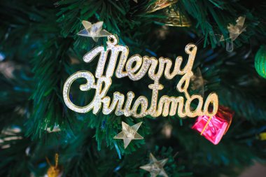 Madalyalı Noel ağacı. Bir evde Noel ağacı. Tatil kutlaması. Mevsimin selamları. Yeni yıl tatili geçmişi.