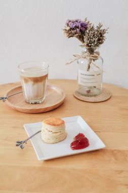 Beyaz tabakta çilekli çörekler, geleneksel İngiliz ikindi çayı. metin için boşluğu kopyala, seçici odak.