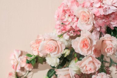 Pastel pembe arka planda pembe gül yaprakları. Doğa geçmişi. Yumuşak pembe buket çiçek kartı, seçici odak