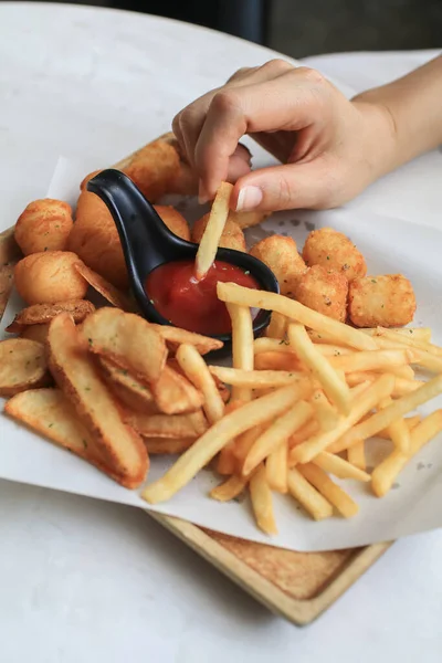 Batatas Fritas Batatas Fritas Com Ketchup Sobre Fundo Mesa Madeira — Fotografia de Stock