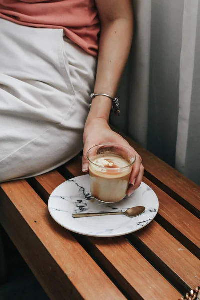 Ambil Gelas Kopi Latte Kotor Espresso Ditembak Dicampur Dengan Susu — Stok Foto