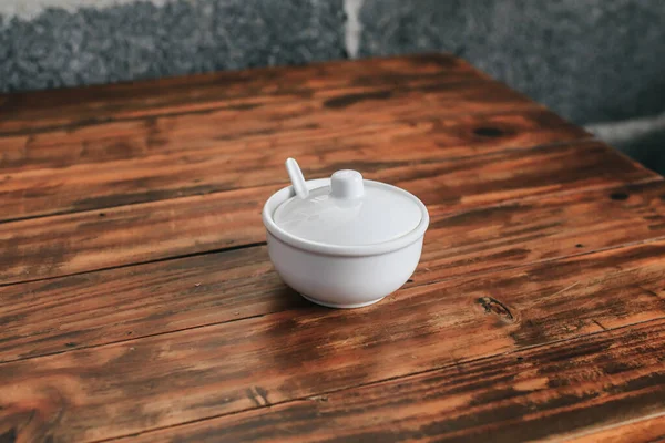 Tablet Keramik Putih Atas Meja Kayu Tutup — Stok Foto