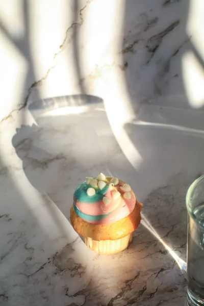 Cupcakes Met Regenboog Boterroom Onder Het Zonlicht Heerlijk Zelfgemaakt Dessert — Stockfoto