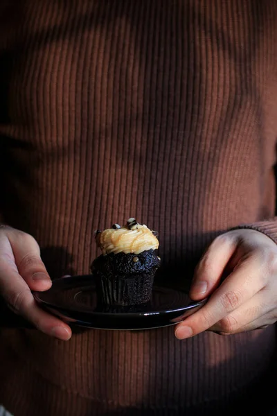 Smaklig Chokladmuffins Med Smörkräm Och Karamell Semester Tårta Fest Läcker — Stockfoto