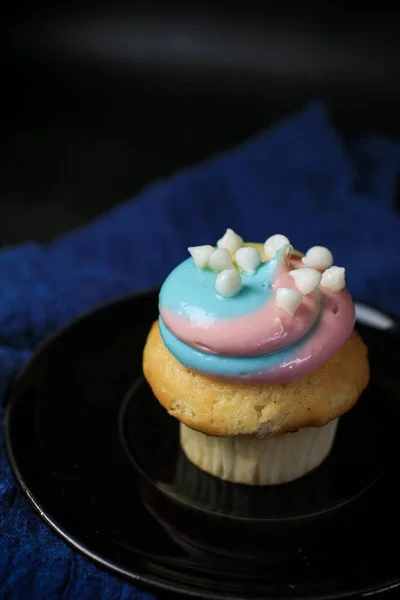 Vanille Cupcake Met Regenboogboter Room Verjaardag Zoete Bakkerij Vakantie Recept — Stockfoto