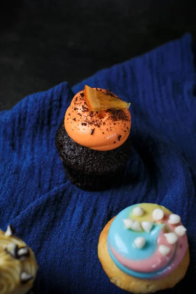 Läckra Cupcakes Med Vispad Choklad Och Vanilj Grädde För Fest — Stockfoto