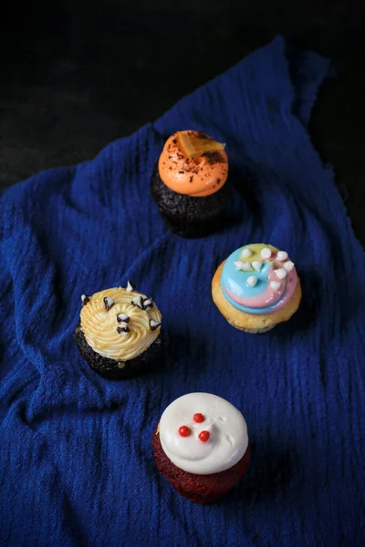 Läckra Cupcakes Med Vispad Choklad Och Vanilj Grädde För Fest — Stockfoto