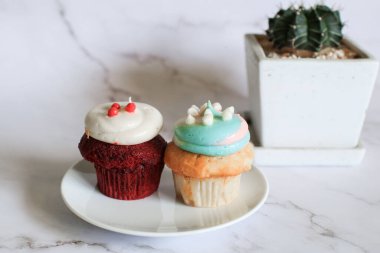 Lezzetli kekler kırmızı kadife ve çeşitli şekerli çikolatalar. Doğum günü pastası ve düğün çöreği..