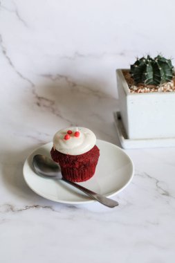 Lezzetli kekler kırmızı kadife ve çeşitli şekerli çikolatalar. Doğum günü pastası ve düğün çöreği..