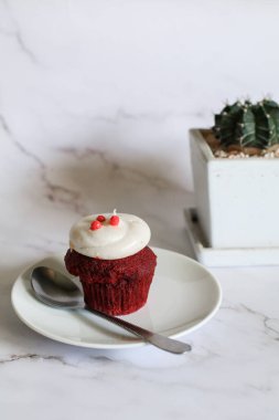 Lezzetli kekler kırmızı kadife ve çeşitli şekerli çikolatalar. Doğum günü pastası ve düğün çöreği..