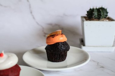 Lezzetli kekler kırmızı kadife ve çeşitli şekerli çikolatalar. Doğum günü pastası ve düğün çöreği..