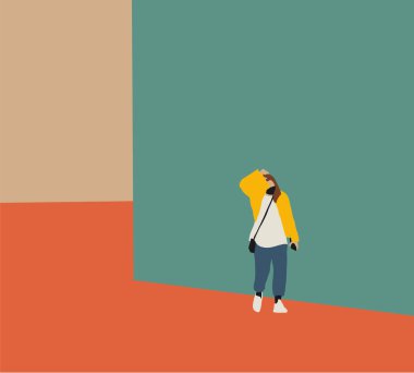 Yüz maskeli bir kadın yaz günü şehir sokaklarında yürürken güneş ışığını korumak için gömleğini kaldırıyor. Özgürlük yaşam tarzı ilkbahar konsepti. Görüntü.