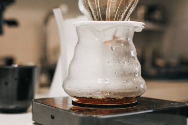 Filtre damlatıcıyla kahve yapmak. Kahve demlemenin alternatif yolları. Kahve dükkanı konsepti.