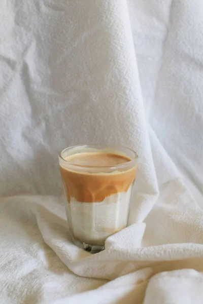 Dirty Coffee Ποτήρι Espresso Shot Αναμειγνύεται Κρύο Φρέσκο Γάλα Δημιουργούν — Φωτογραφία Αρχείου