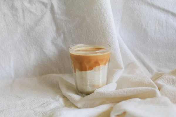 Kirli Kahve Bardağı Espresso Soğuk Taze Sütle Karıştırıldığında Beyaz Battaniyede — Stok fotoğraf