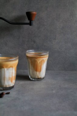 Sabahleyin koyu arka planda soğuk taze sütle karıştırılmış kirli latte kahve. Kahve dükkanı..